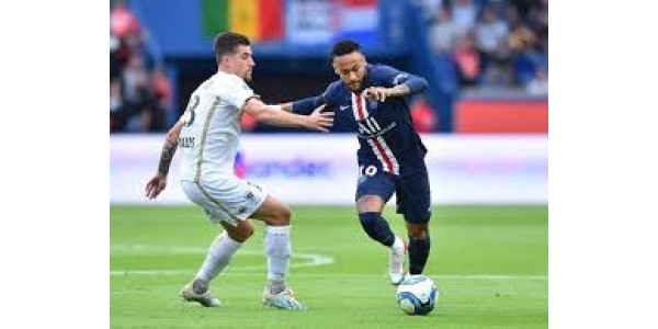 Paris Saint-Germain somt Neymar op voor 150 miljoen